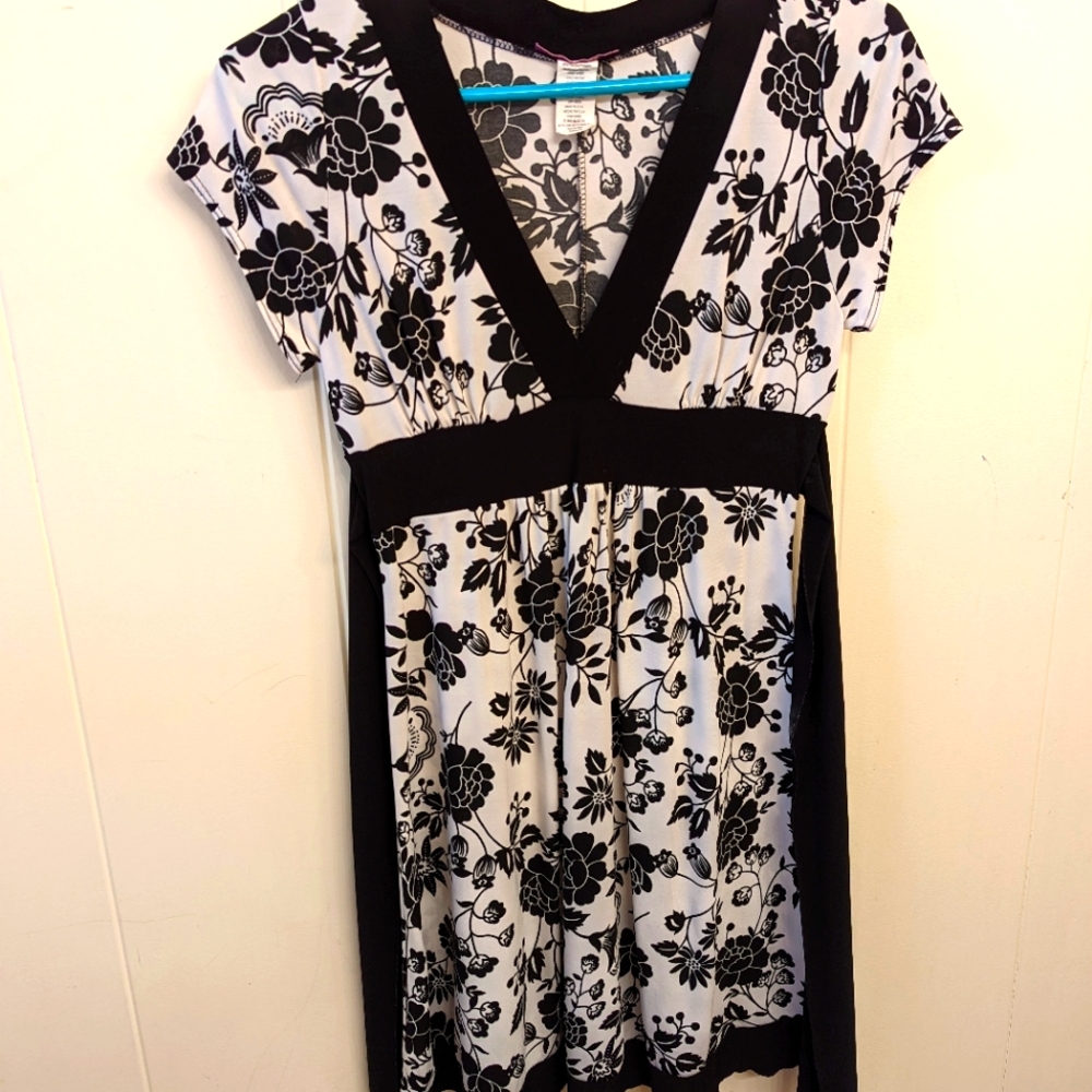 Cute & Flowy 👗 White dress 👗 black flowers pattern 💐